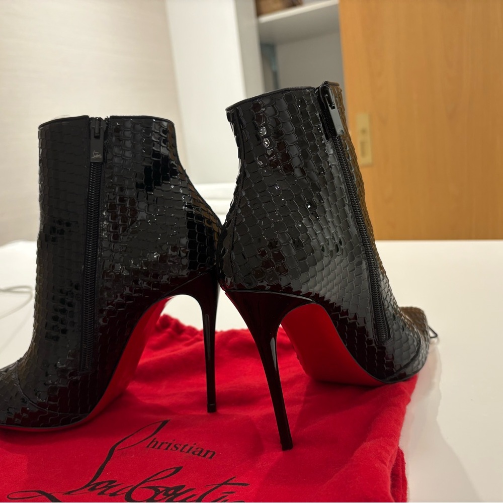 Beautiful authentic Christian Louboutin booties, snake skin black.